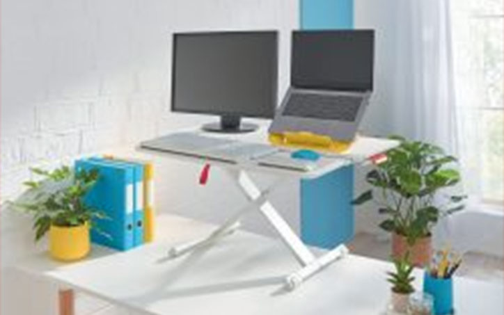 Ergonomikus asztali állvány monitorhoz és laptophoz otthoni irodai környezetben.
