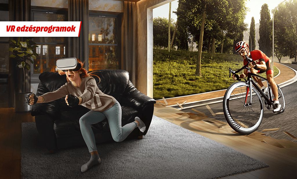 VR-szemüveges nő edz a kanapé előtt, miközben a szoba kerékpárúttá változik egy biciklissel; balra „VR edzésprogramok” felirattal.