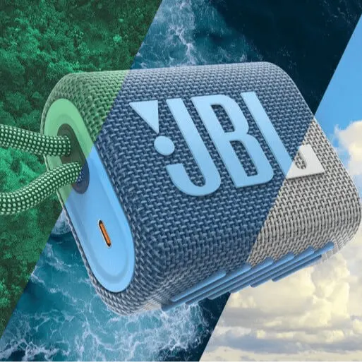 Kék JBL hangszóró zöld zsinórral, kék, zöld és fehér háttérrel. A hangszórón nagy, fehér JBL felirat látható.