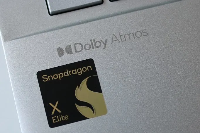 Snapdragon X Elite és Dolby Atmos logó az Asus laptopon.