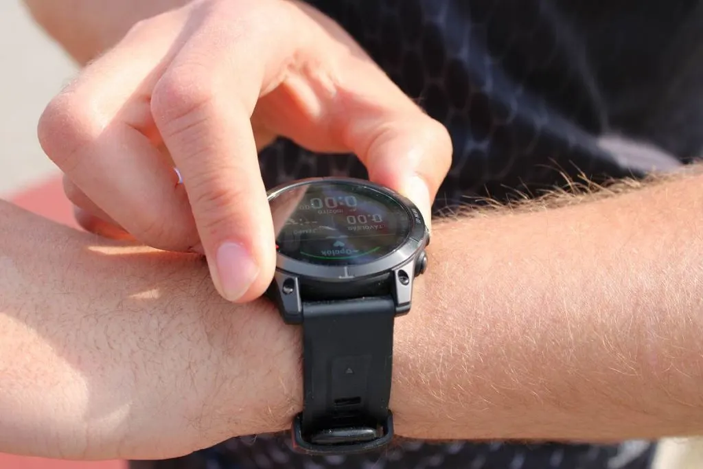 Garmin Epix Gen 2 sportóra használata és gombvezérlése csuklón