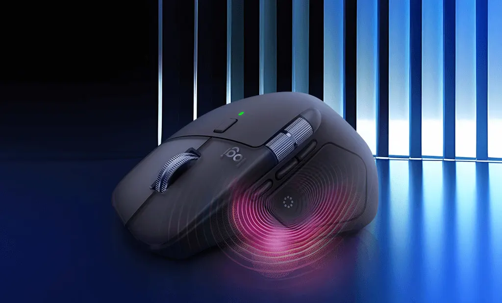 Logitech MX Master 4 egér. Az oldalán lévő gombból lilás hullámok. Sötétből világoskék sávosba átmenő háttér