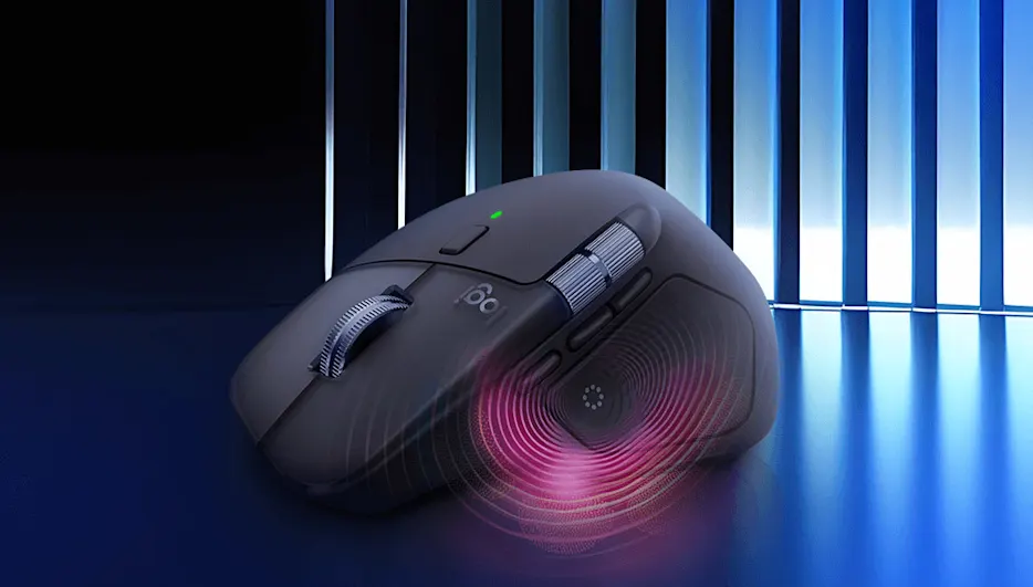 Logitech MX Master 4 egér. Az oldalán lévő gombból lilás hullámok. Sötétből világoskék sávosba átmenő háttér