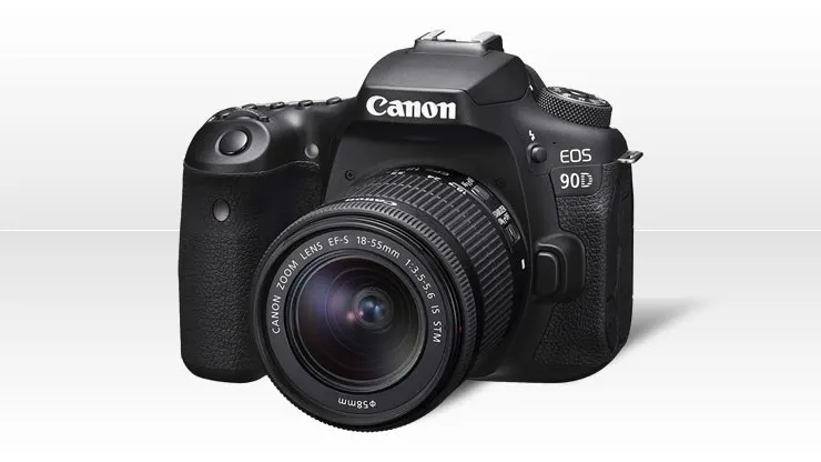 Egy fekete színű Canon EOS 90D tükörreflexes (DSLR) fényképezőgép szemből, alapobjektívvel felszerelve, letisztult, világos háttér előtt.
