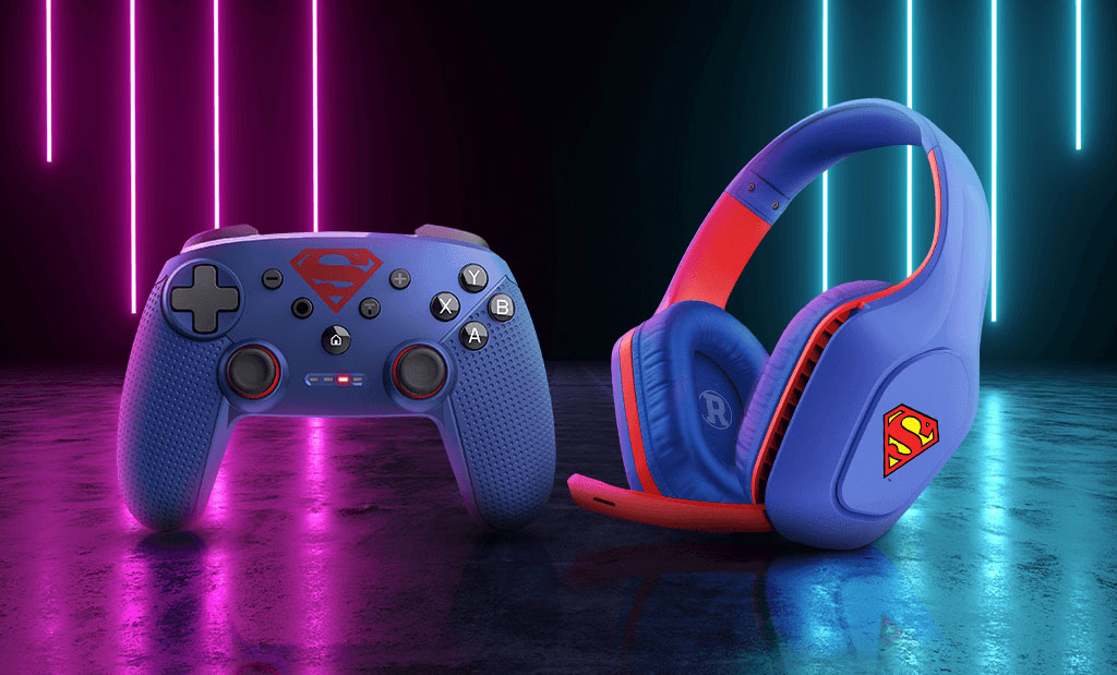Kék és piros színű, Superman logóval díszített gamer kontroller és fejhallgató neonfényes, sötét háttér előtt, lila és kék fénycsíkokkal megvilágítva.