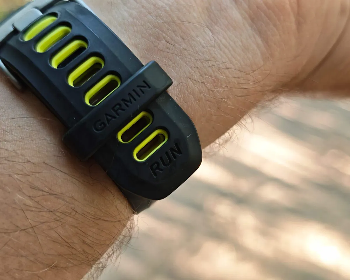 Garmin Forerunner 170 csuklón alulról a szíj része