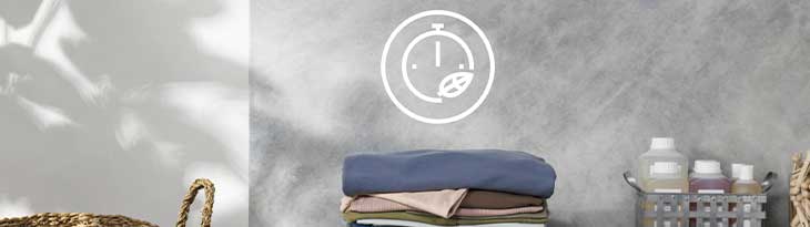 Halomban ruhák, kosár, tisztítószerek és egy óra ikon látható szürke háttér előtt.