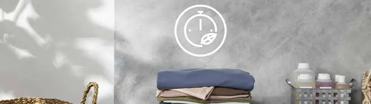 Halomban ruhák, kosár, tisztítószerek és egy óra ikon látható szürke háttér előtt.