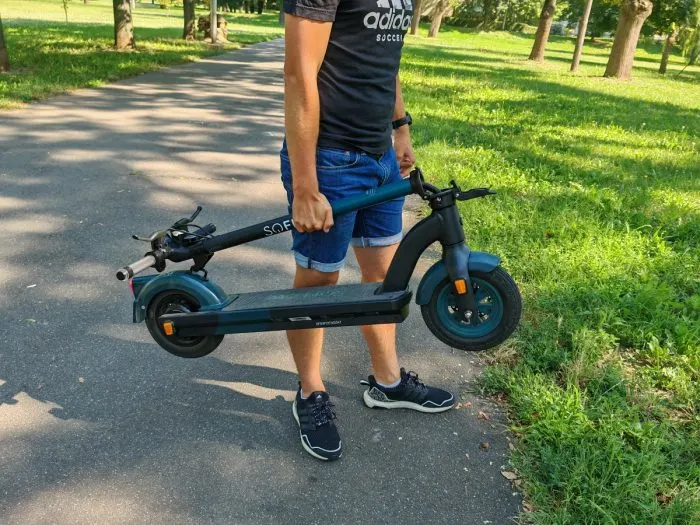 A képen látható modell a SoFlow SO4 Pro Gen 2 prémium elektromos roller.
