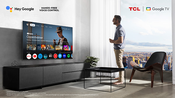 TCL Google TV egy világos nappaliban, filmek és streaming appok megjelenítésével a képernyőn