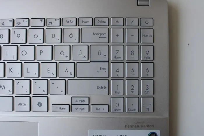 Asus Vivobook S 15 magyar billentyűzet numerikus paddal.