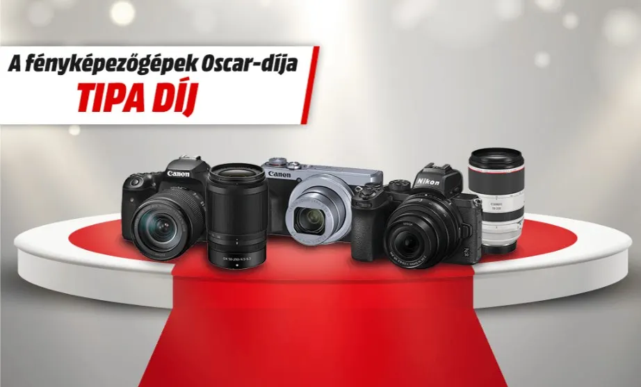 Reklámkép egy fehér, kerek színpadon elhelyezett Canon és Nikon fényképezőgépekkel és objektívekkel, felette „A fényképezőgépek Oscar-díja TIPA DÍJ” felirattal.