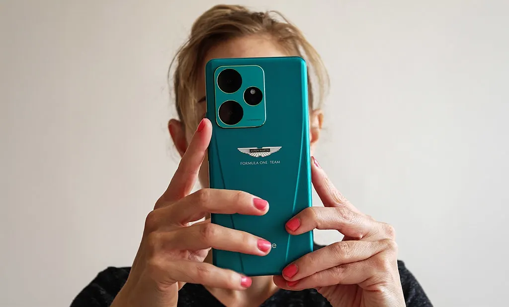 Realme GT 7 eszközzel fotóz egy hölgy