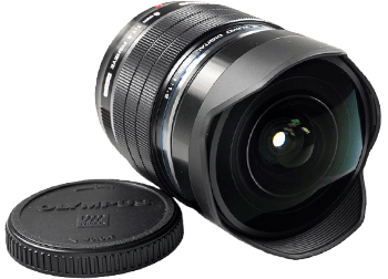 Fényképezőgép lencséje fekete burkolattal és egy fekete lencsevédő a fehér háttér előtt.