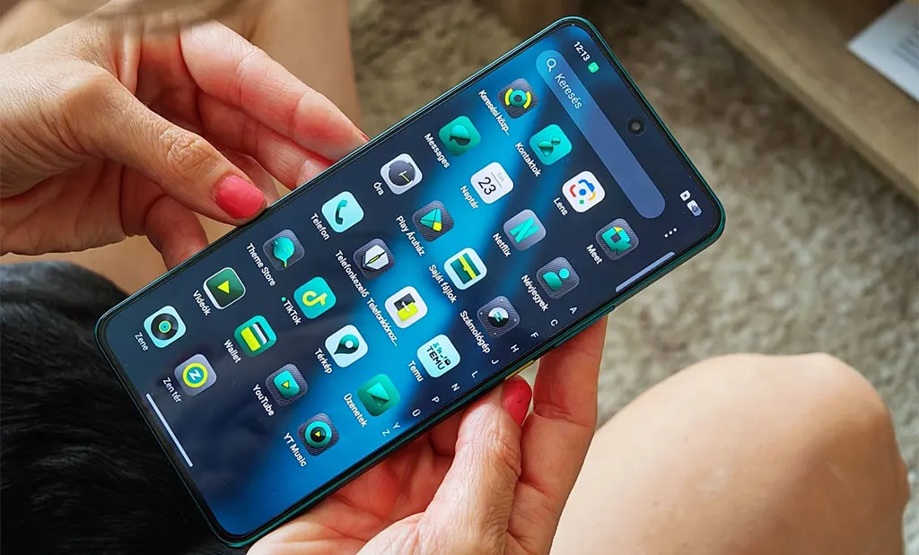 Realme GT 7 használat közben egy hölgy kezében