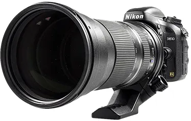 Fekete Nikon D610 fényképezőgép nagy teleobjektívvel, objektívtartóval fehér alapon.