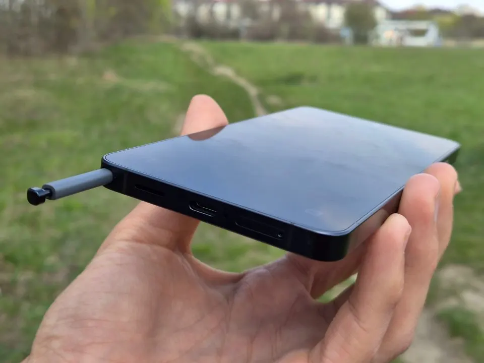 Samsung Galaxy S24 Ultra alsó éle a kihúzott S Pen érintőceruzával és USB-C csatlakozóval.