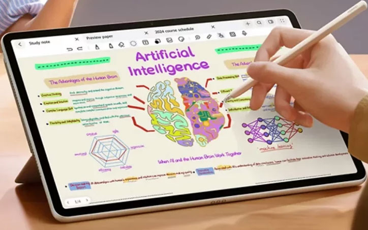 Kéz érintőceruzával jegyzetel egy táblagépen megnyitott „Artificial Intelligence” témájú digitális tananyagon.