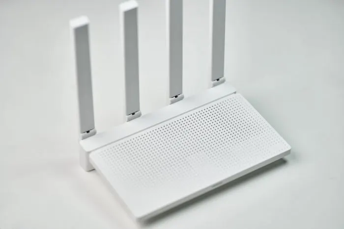 Modern fehér Xiaomi WiFi 6 router négy nagy teljesítményű antennával, minimalista dizájnnal.
