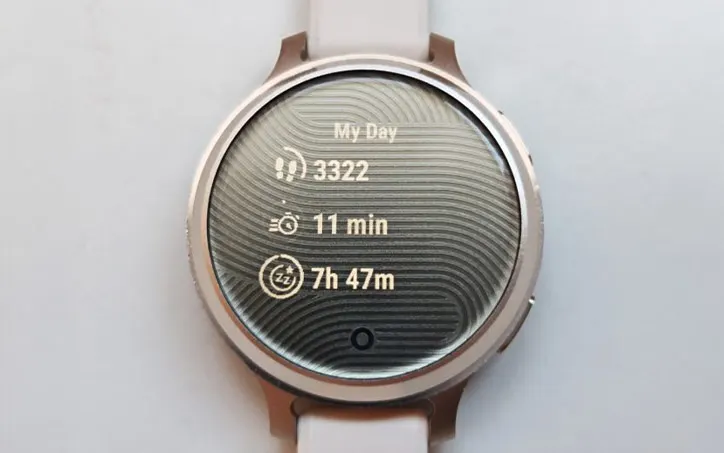 Garmin Lily 2 okosóra napi aktivitási összesítő kijelzővel lépésszám- és alvásadatokkal.