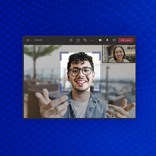 Kék háttér előtt egy videóhívás ablak látható, ahol egy szemüveges férfi és egy nő beszélgetnek.