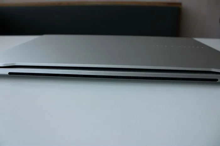 Asus Vivobook S 15 ultravékony ezüst fémház oldalnézetből.