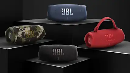 4 db különböző színű JBL Charge 6 hangszóró