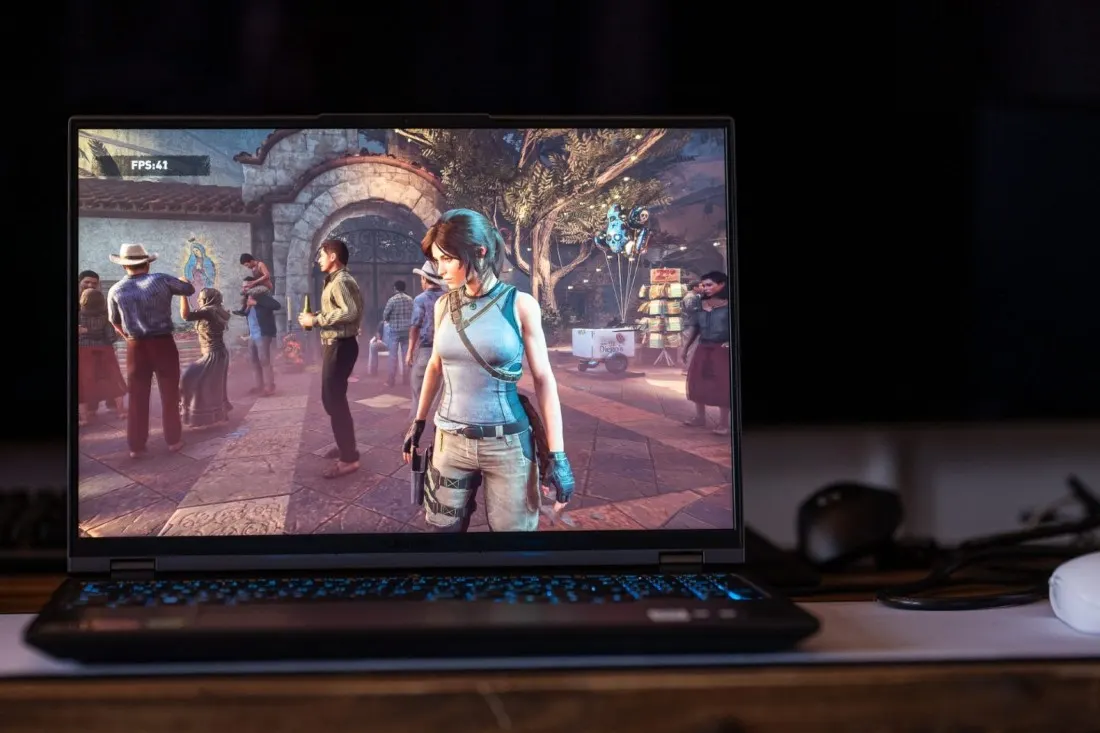 Lenovo Legion laptop kijelzőjén futó Tomb Raider videojáték Lara Croft karakterével, a bal felső sarokban FPS számlálóval.