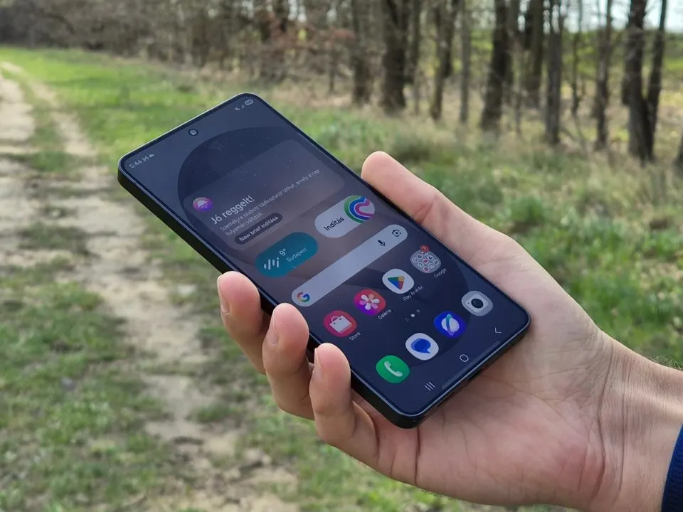 Samsung Galaxy S24 Ultra okostelefon kijelzője kézben tartva, döntött szögben a szabadban.