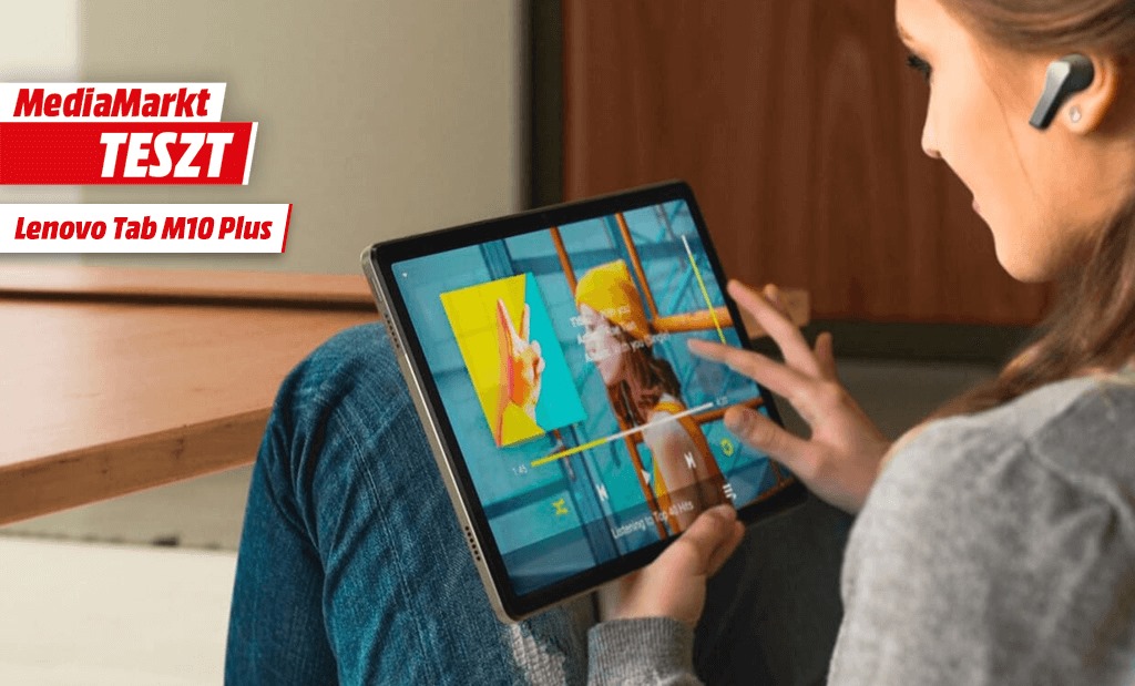 Egy fiatal nő fülhallgatóval a fülében egy Lenovo Tab M10 Plus táblagépet használ, amelynek kijelzőjén egy zenelejátszó applikáció látható.