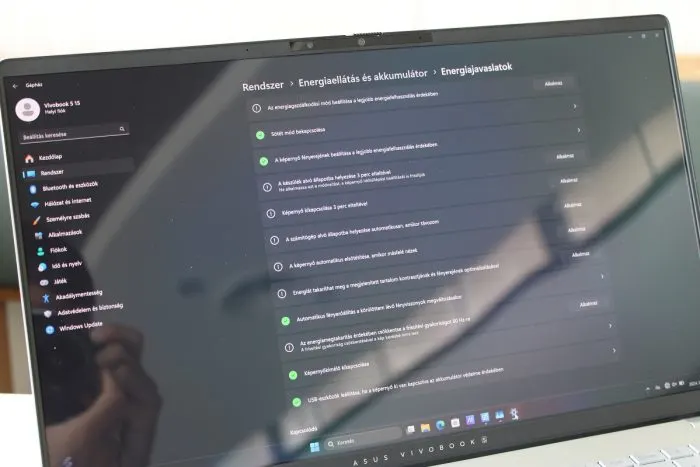 Asus Vivobook S 15 kijelző Windows 11 energiagazdálkodási menüvel.