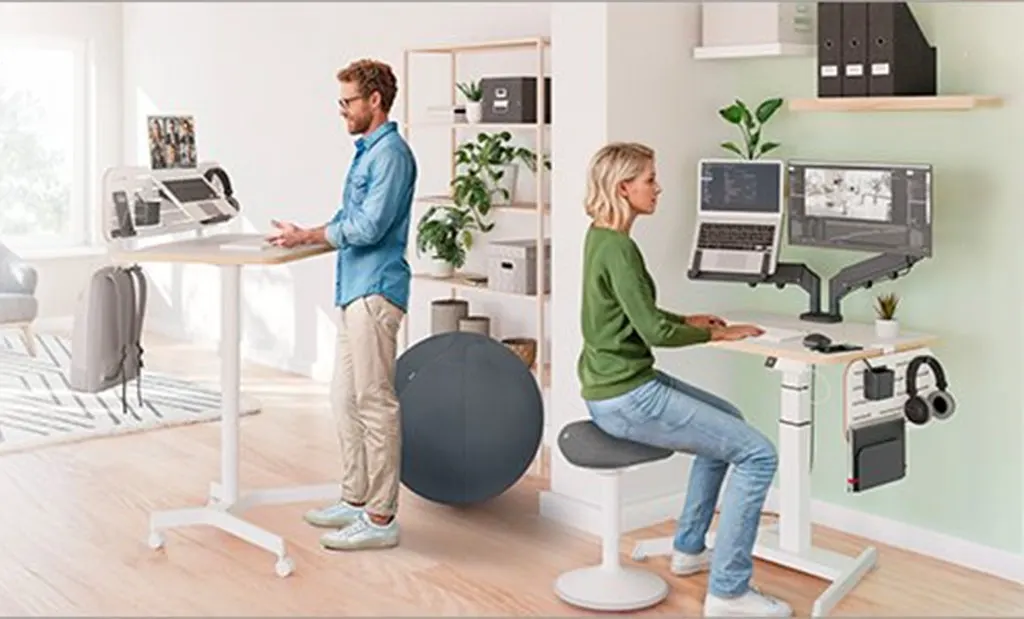 Ergonomikus irodai munkaállomások állítható asztallal, monitorállvánnyal és egészséges testtartást támogató kiegészítőkkel.