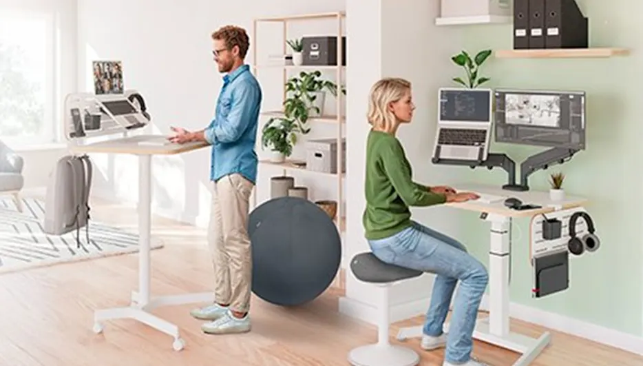 Ergonomikus irodai munkaállomások állítható asztallal, monitorállvánnyal és egészséges testtartást támogató kiegészítőkkel.
