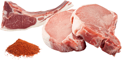 Három szelet nyers hús látható egy halom piros fűszerrel, fehér háttér előtt. A hús rózsaszín és vörös színű.
