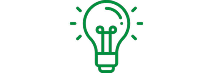 Zöld körvonalas izzó ikonja fehér háttéren, ami az ötlet vagy a világítás szimbóluma.
