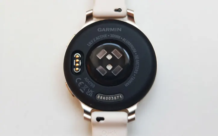 Garmin Lily 2 okosóra hátoldala érzékelőkkel és töltőcsatlakozóval fehér háttéren.