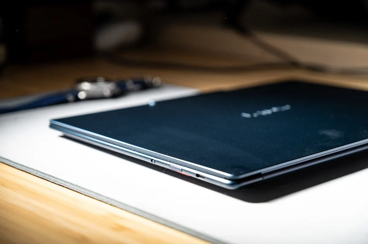 Lenovo Yoga Slim 7x ultravékony kialakítása és oldalsó csatlakozói közelről.