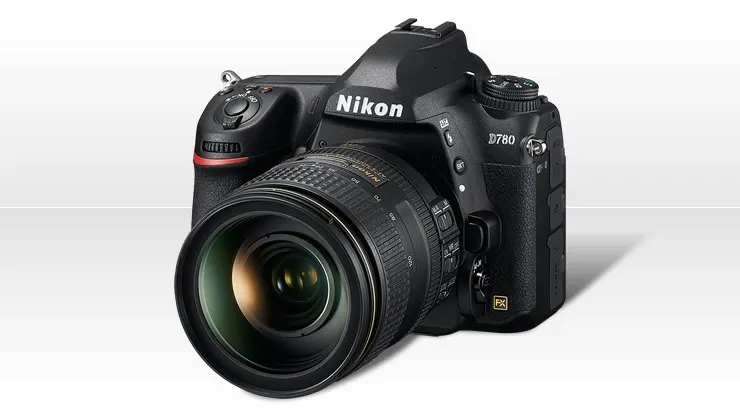Egy fekete színű Nikon D780 típusú tükörreflexes (DSLR) fényképezőgép szemből-oldalról fényképezve, felszerelt objektívvel, stúdióháttér előtt.