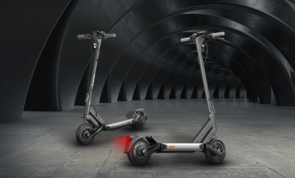NAVEE S60 elektromos roller oldalnézetből, szürke-fekete cyberpunk stílusú vázzal, jól látható kettős felfüggesztéssel és 10 hüvelykes kerekekkel