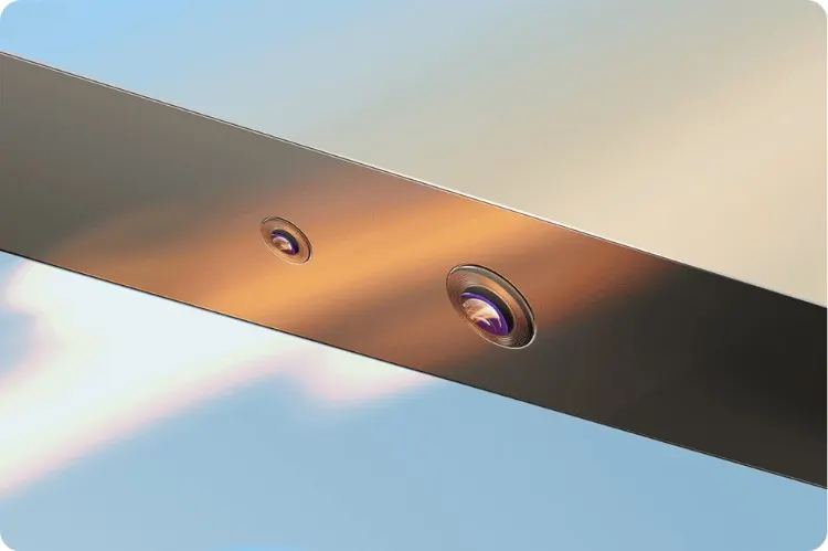 Két kamerát mutat egy fémes felületen, melynek háttere kék ég.