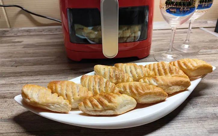 sós- vagy édes sütemény.