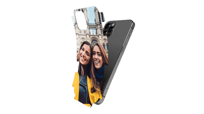 Szürke okostelefon tokkal, melyen két nő és egy épület képe látható. A telefon a tokkal együtt fehér háttér előtt áll.