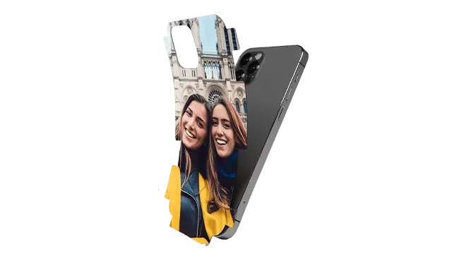 Szürke okostelefon tokkal, melyen két nő és egy épület képe látható. A telefon a tokkal együtt fehér háttér előtt áll.