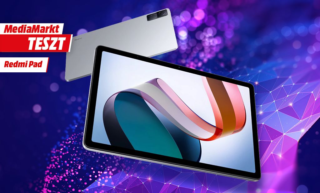 Redmi Pad táblagép elölről és hátulról bemutatva, MediaMarkt Teszt felirattal, lila és kék absztrakt digitális háttér előtt.