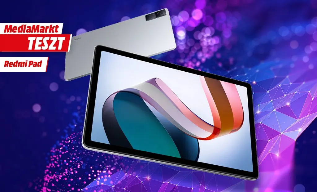 Redmi Pad táblagép elölről és hátulról bemutatva, MediaMarkt Teszt felirattal, lila és kék absztrakt digitális háttér előtt.
