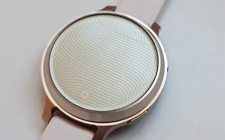 Garmin Lily 2 okosóra közeli képe mintázott érintőkijelzővel és elegáns rózsaarany tokozással.