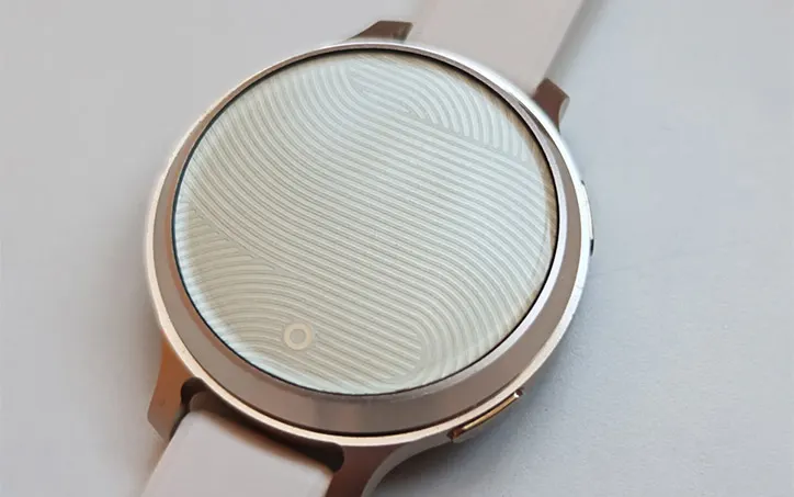 Garmin Lily 2 okosóra közeli képe mintázott érintőkijelzővel és elegáns rózsaarany tokozással.