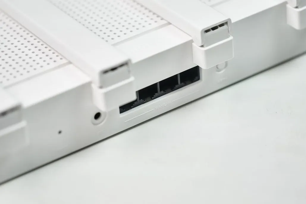 A Xiaomi router hátoldali csatlakozói: WAN és LAN portok a vezetékes internetkapcsolathoz.