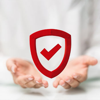 Piros pajzs, benne piros pipa, két tenyér között, fehér ing háttérben.