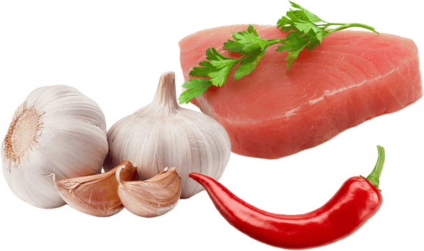 Két fokhagymafej, gerezd, egy piros chili, petrezselyemág és egy szelet nyers hús látható fehér alapon.